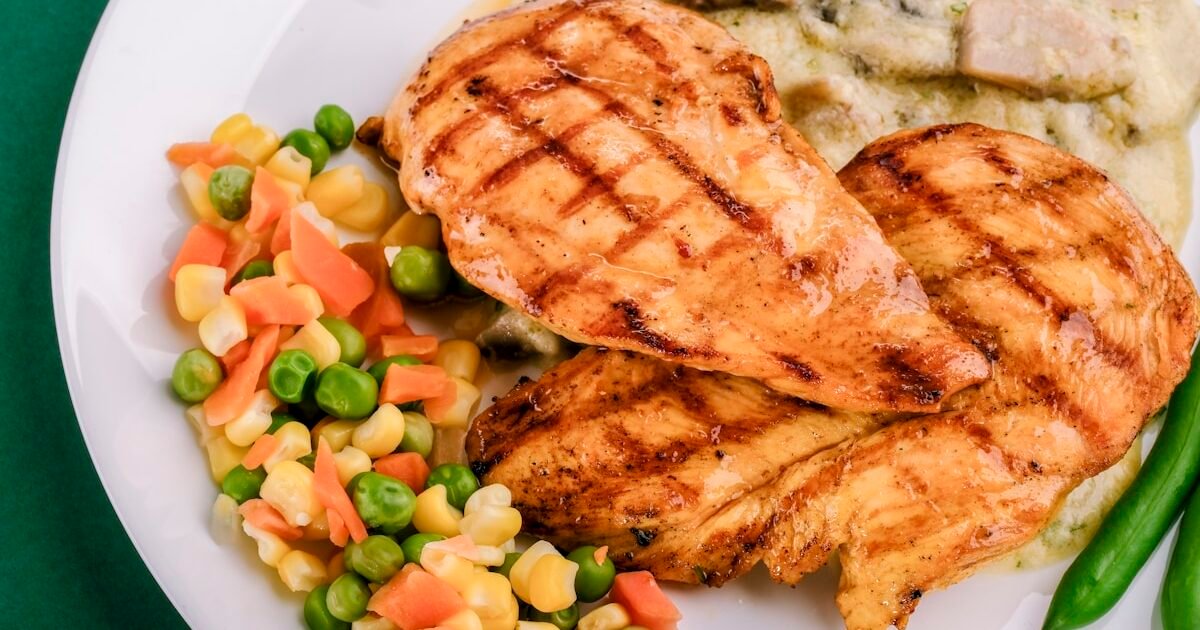 Frango grelhado com legumes assados: receita simples, saudável e cheia de sabor