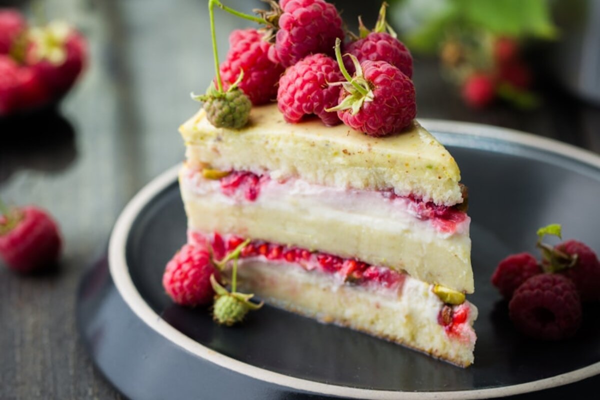 Fatia de bolo de banana integral com nozes