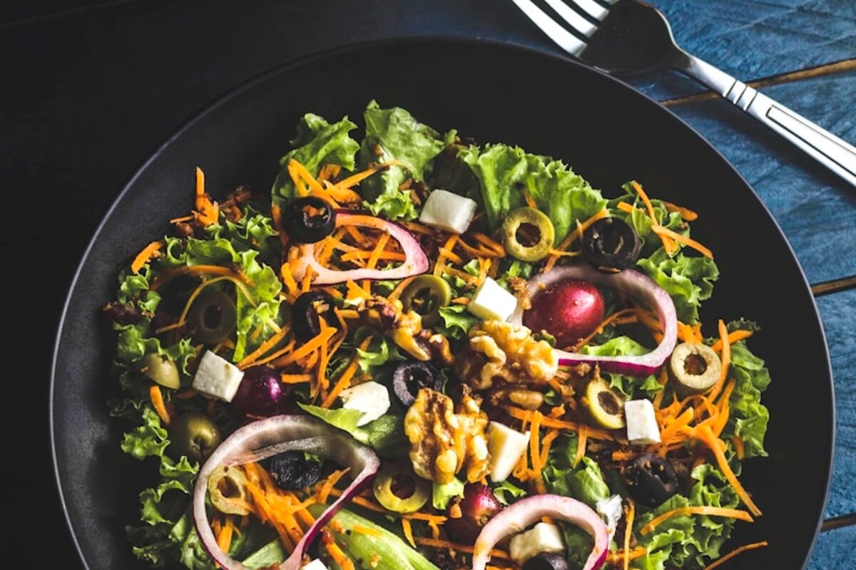 Bowl de frutas e vegetais frescos com sementes