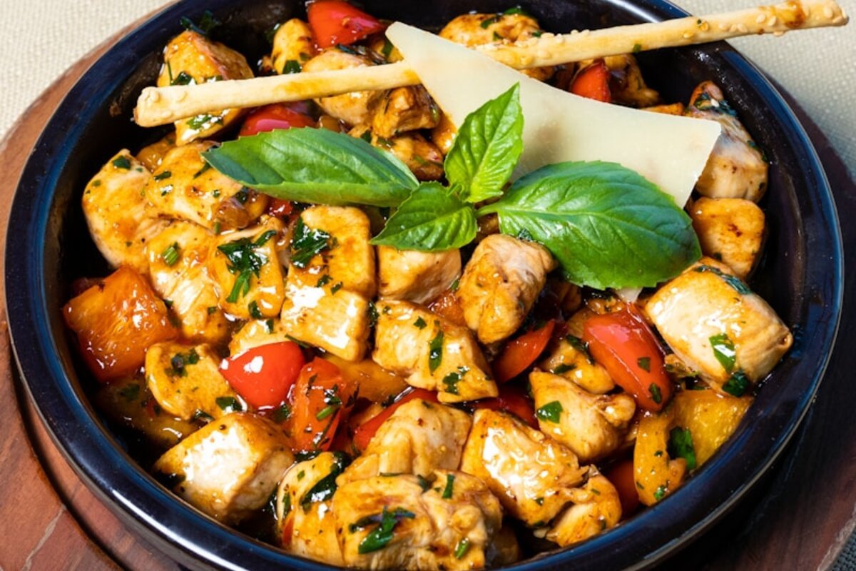 Prato de frango grelhado com legumes variados