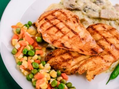 Frango grelhado com legumes assados: receita simples, saudável e cheia de sabor
